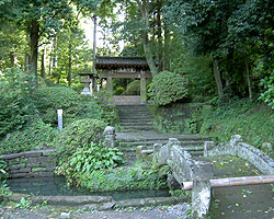 浄智寺入り口。手前に甘露の井がある