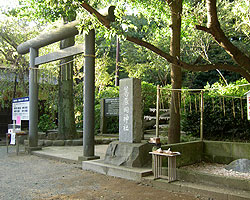 葛原岡神社。手前の石が「魔去ル石」