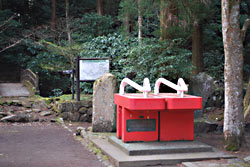 写真：大きな下駄のオブジェ